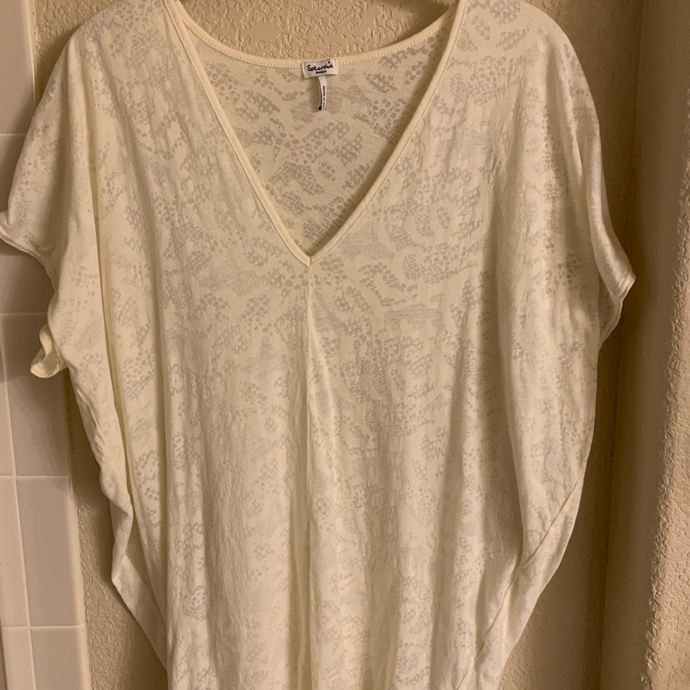 Splendid loose fitting v-neck shirt.